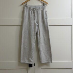 PRELOVED Aritzia TNA Cozy Sweatfleece
Boyfriend Wide Sweatpant SMALL SHORT